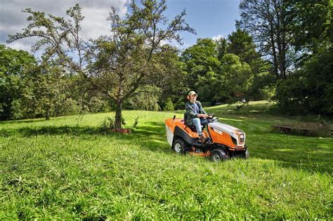 Traktor ogrodowy Stihl T6 w akcji na trawniku