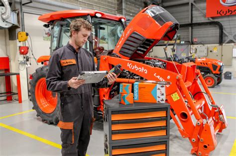 Zdjęcie mechaników pracujących w autoryzowanym serwisie Kubota