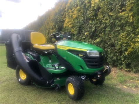 Traktorek John Deere z dwucylindrowym silnikiem