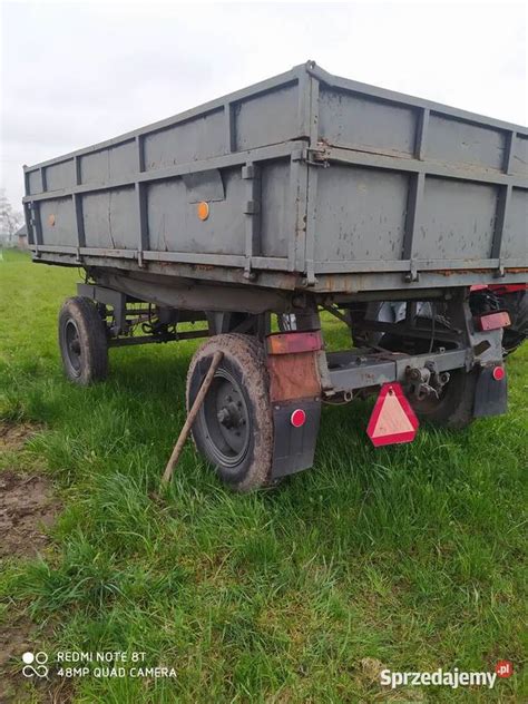 schemat działania przyczepy wywrotki z zaznaczonym siłownikiem hydraulicznym