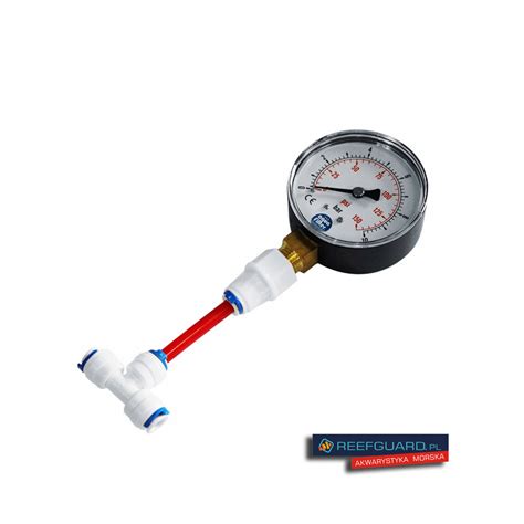 Manometr podłączony do punktu pomiarowego ciśnienia w układzie hydraulicznym