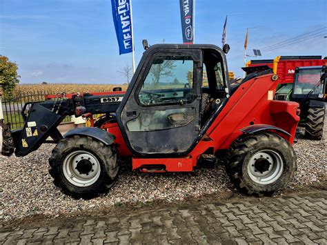 Wnętrze kabiny ładowarki teleskopowej Massey Ferguson MF TH z widocznym joystickiem i terminalem
