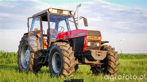 Zdjęcie ciągnika Ursus 1224 Turbo pracującego w polu