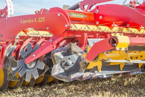 Zbliżenie na talerz CrossCutter Disc Aggressive zamontowany w agregacie Väderstad Carrier