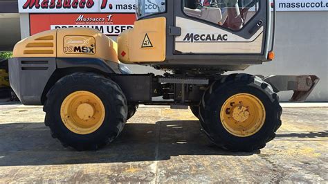 zdjęcie Mecalac 10 MSX w akcji, podkreślające jej kompaktowe rozmiary