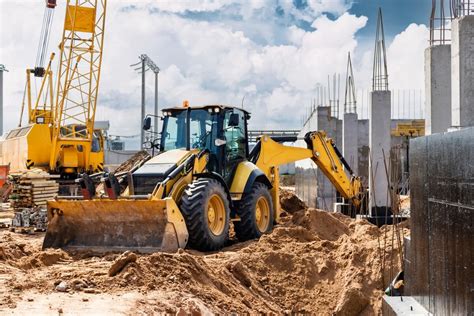 zdjęcie różnych maszyn budowlanych na placu składowym
