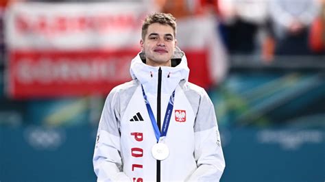 Władimir Semirunnij na podium z medalem
