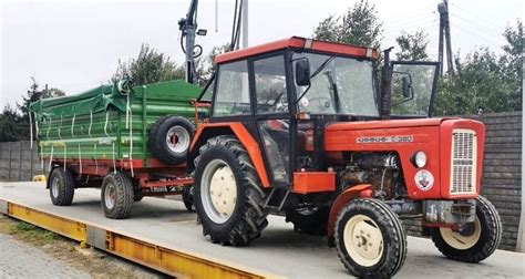 Tematyczne zdjęcie przyczepy rolniczej podłączonej do ciągnika Ursus C-360