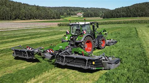 Thematic photo of Fendt Slicer mowers in action on a field