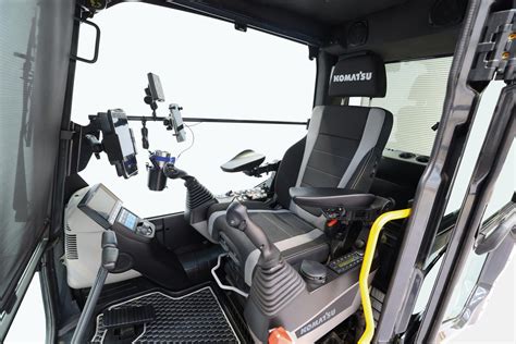 Widok na kabinę operatora ładowarki JCB, z ergonomicznie rozmieszczonymi elementami sterowania