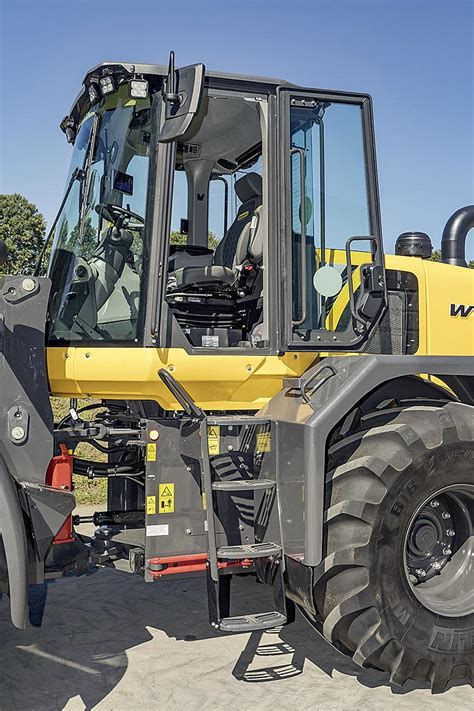 Schemat przedstawiający ewolucję technologiczną ładowarek kołowych Komatsu na przestrzeni lat