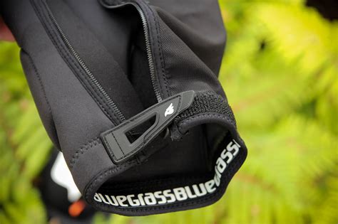 infografika przedstawiająca budowę ochraniacza Bluegrass Solid D3O