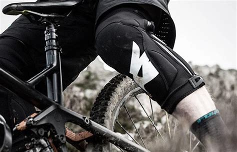 zdjęcie przedstawiające rowerzystę w ochraniaczach Bluegrass Solid D3O