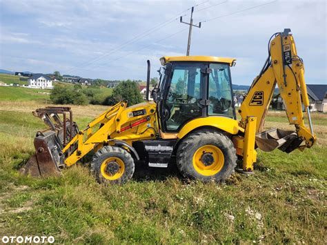Zdjęcie przedstawiające koparko-ładowarkę JCB 3CX podczas prac ziemnych na placu budowy