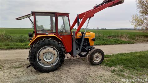 Ursus C-330 z zamontowanym ładowaczem czołowym