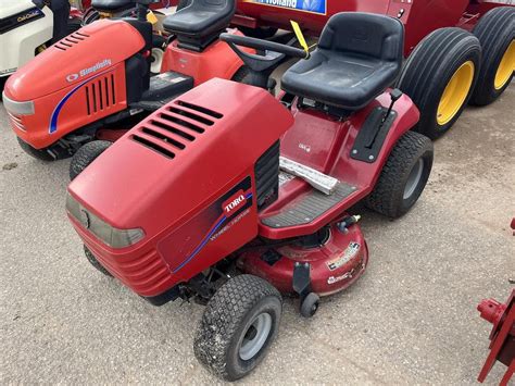 zdjęcie przedstawiające różne modele traktorków Toro Wheel Horse pracujących w ogrodzie