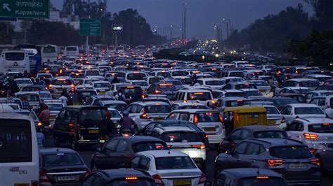 Photo showing traffic congestion caused by beet loading