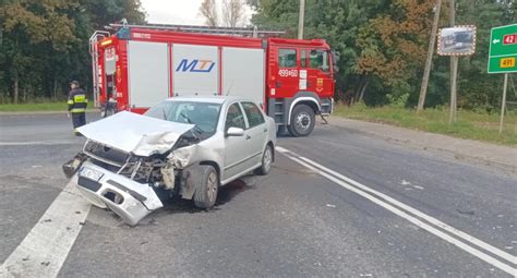 zdjęcie z miejsca zderzenia samochodu i ciągnika na drodze krajowej