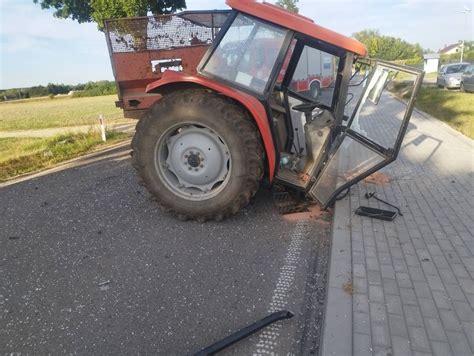 zdjęcie uszkodzonego radiowozu i ciągnika po zderzeniu