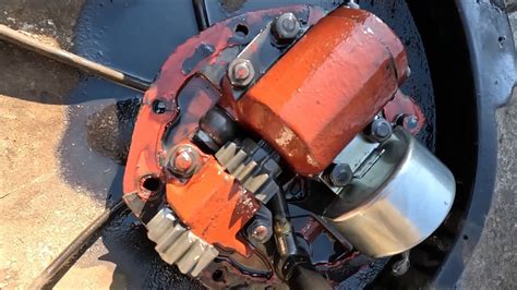 Zdjęcie pompy hydraulicznej do ciągnika Kubota z widocznymi przyłączami