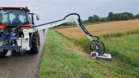 Zdjęcie kompaktowej kosiarki wysięgnikowej Bruni DUAL pracującej w parku miejskim