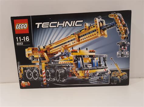 Zdjęcie modelu LEGO Technic 8053 Mobilny Żuraw w akcji, z wysuniętym ramieniem i podniesionym ładunkiem.