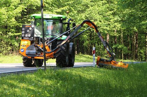 Schemat działania kosiarki wysięgnikowej z wysuwem hydraulicznym ramienia