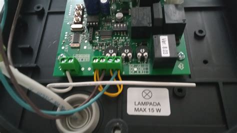 Zdjęcie wnętrza sterownika elektronicznego maszyny budowlanej.