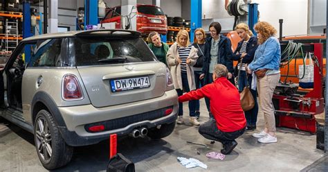 zdjęcie przedstawiające mechanika naprawiającego maszynę Ammann w serwisie