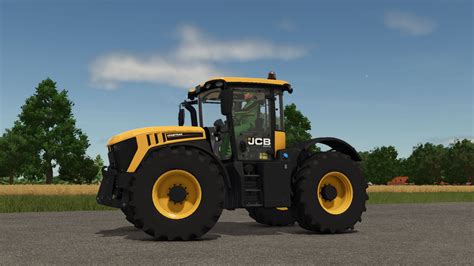 zdjęcie dziecka na żółto-czarnym traktorze JCB Fastrac