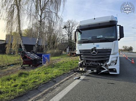 zdjęcie z miejsca wypadku drogowego z udziałem busa i ciągnika