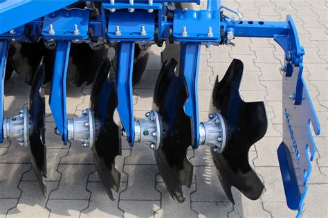 Zdjęcie brony talerzowej pracującej na polu