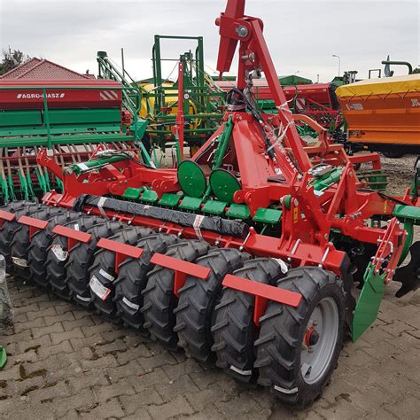 Nowoczesny agregat talerzowy półzawieszany Agro-Masz ATO30 z wałem oponowym