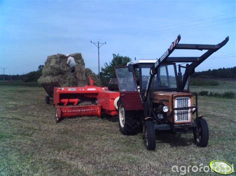 Ciągnik Ursus C-360 współpracujący z prasą do słomy