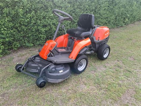 Ilustracja przedstawiająca traktorek kosiarkę Husqvarna w akcji na dużym trawniku