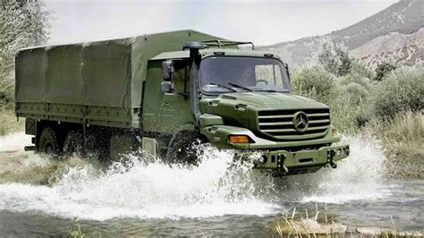 Zdjęcie wywrotki Mercedes Zetros z bliska, ukazujące detale konstrukcyjne