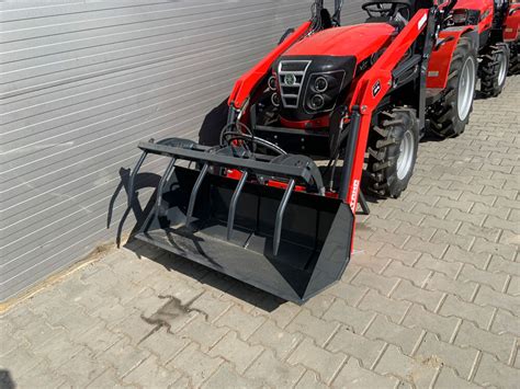 Traktor Yanmar z ładowaczem czołowym