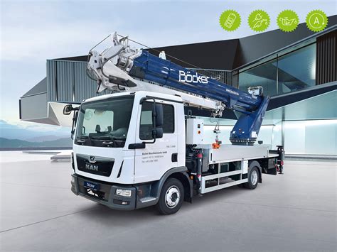 Animacja pokazująca kompaktową konstrukcję żurawia Böcker AK 37e w ruchu miejskim