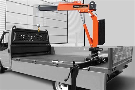 Żuraw samochodowy SwingLift marki Penny Hydraulics zamontowany na lekkiej ciężarówce