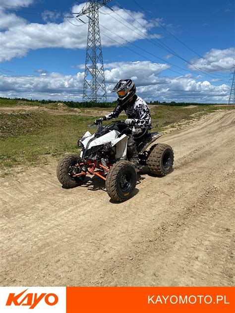 Minikoparka ATV w akcji na ograniczonym terenie