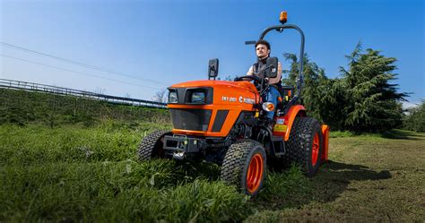 Zdjęcie przedstawiające ciągnik Kubota Ek1-261 pracujący w sadzie