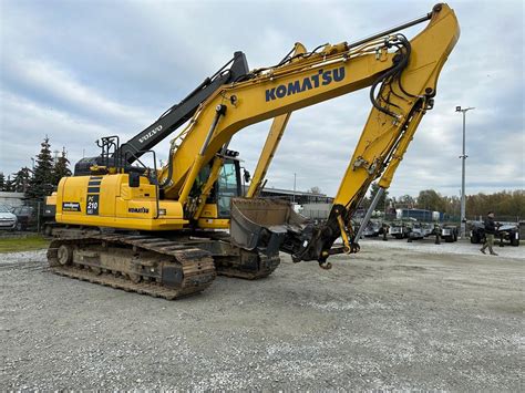 Koparka Komatsu PC138US-11 w akcji na budowie