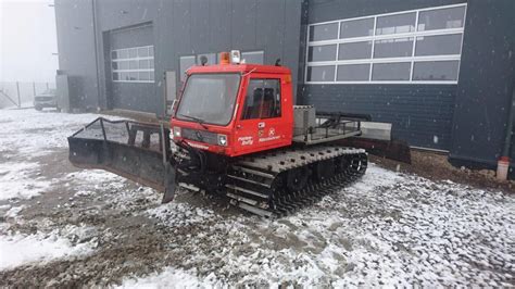 Zdjęcie PistenBully pracującego na polu