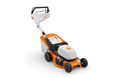 Zdjęcie kosiarki STIHL RMA 248 T z widocznym koszem na trawę.