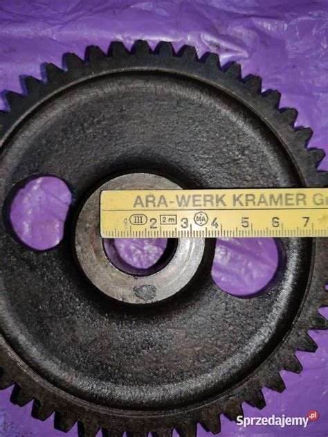 Zdjęcie przedstawiające różne części zamienne do siewników rolniczych, w tym zębate koła