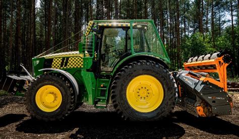 Ciągnik John Deere 6R 250 z zabudową leśną