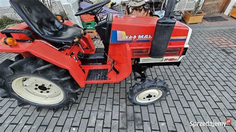 Mini traktor Yanmar F15D w akcji, np. podczas prac polowych.