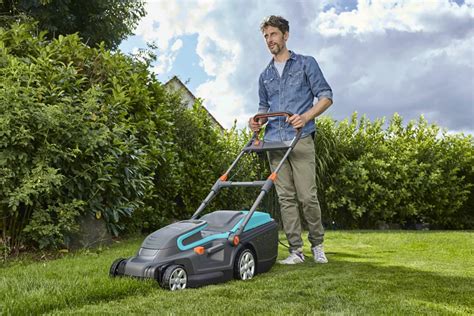 Ilustracja przedstawiająca różne modele kosiarek elektrycznych w otoczeniu zadbanego trawnika.