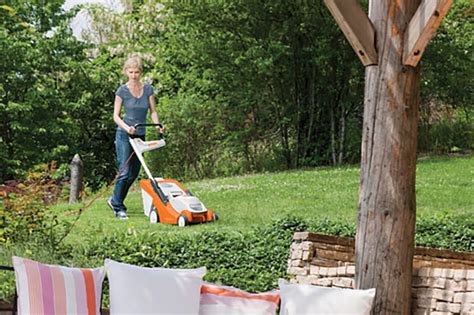 Zdjęcie kosiarki elektrycznej STIHL RME 339 z uchwytem i koszem.
