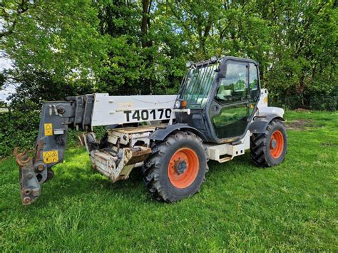 The Bobcat T40170 working on a construction site, lifting materials. Visualisation of the machine's reach.